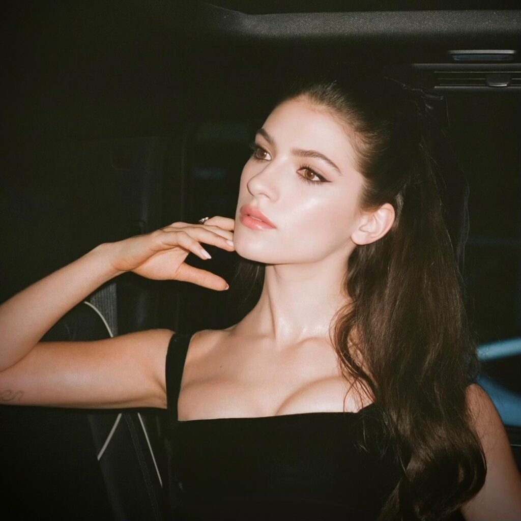Ella Rubin Biography 2026: Age, Boyfriend & Net Worth